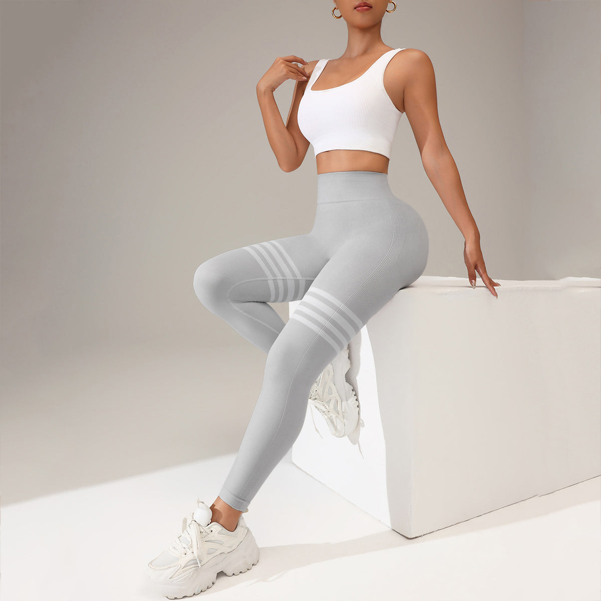 Thigh-Striped V-Back Scrunch Leggings