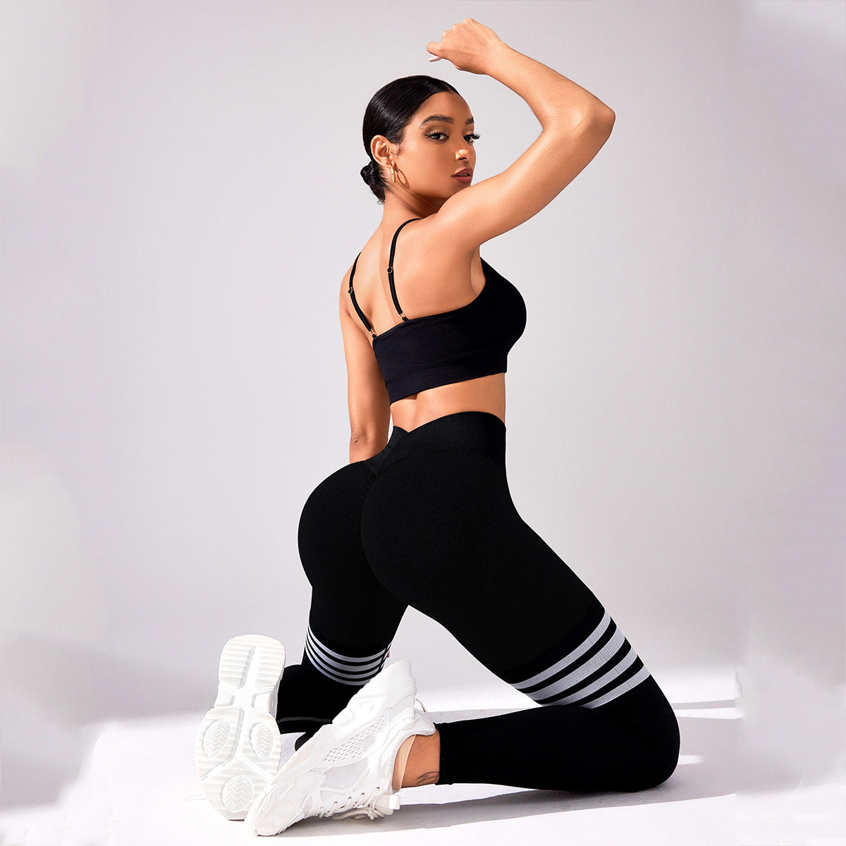 Thigh-Striped V-Back Scrunch Leggings